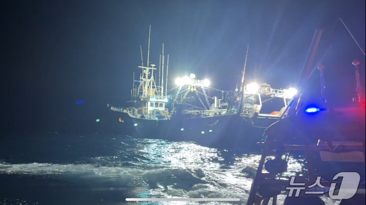 해경이 부산 앞바다에서 음주운항을 한 어선 A호를 적발하는 모습 (해경 제공. 재판매 및 DB금지)