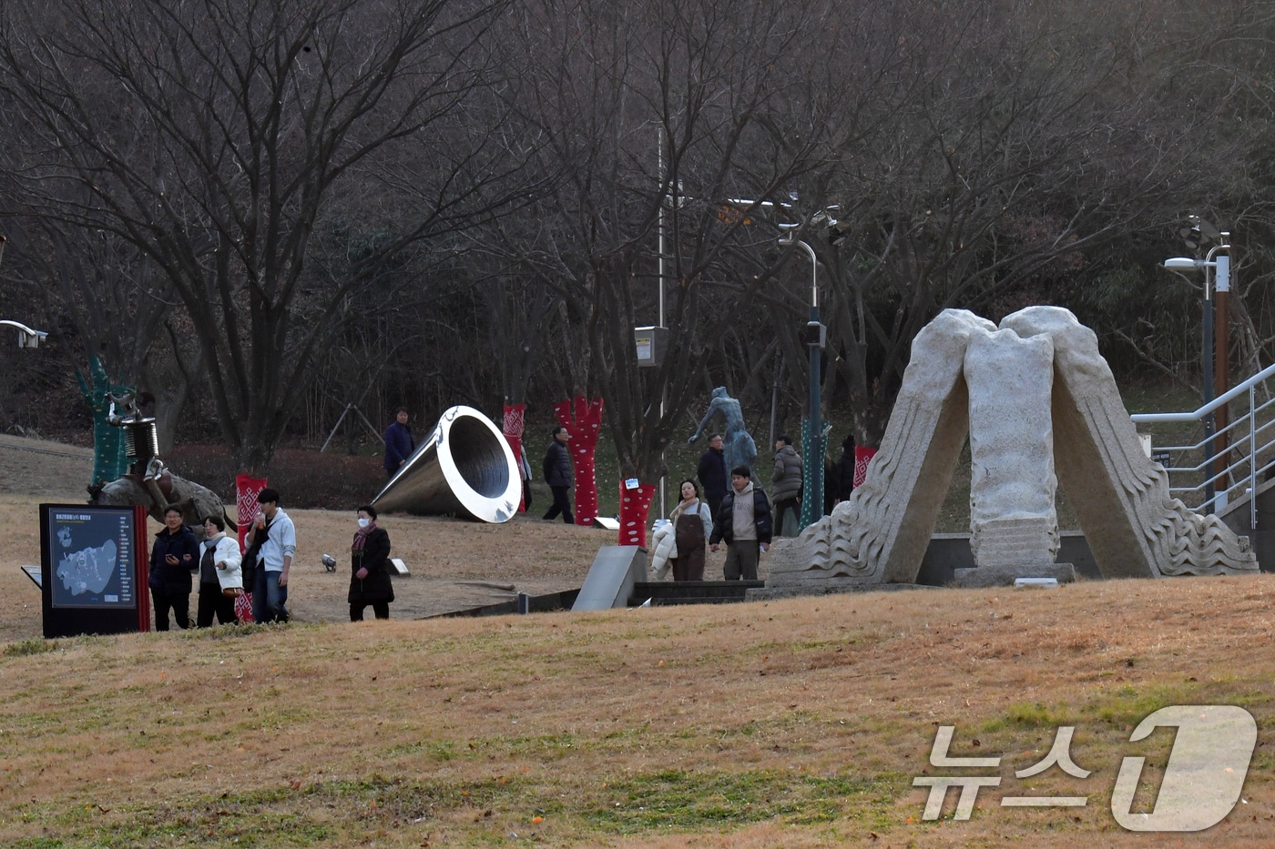 낮 기온이 12.8도까지 올라 포근한 날씨를 보인 29일 오후 경북 포항시립미술관을 찾은 시민들이 야외에 설치된 조각 작품을 감상하고 있다. 2025.12.29/뉴스1 ⓒ News1 최창호 기자