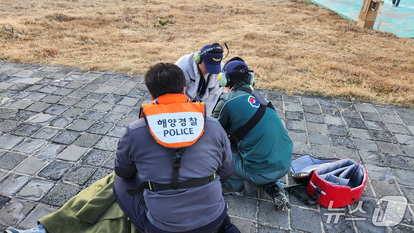 29일 제주 마라도 방파제에서 추락한 50대 남성을 구조해 응급처치 중인 해경.(서귀포해양경찰서 제공. 재판매 및 DB 금지)