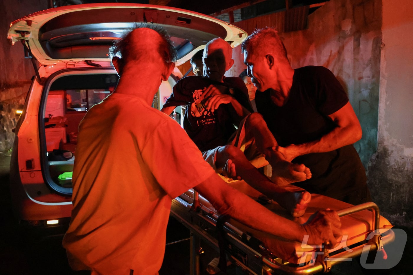 28일(현지시간) 인도네시아 북술라웨시주 마나도에 있는 웨르다 다마이 요양원에서 발생한 화재 현장에서 지역 주민들이 노인을 구출하고 있다. 2025.12.28. ⓒ 로이터=뉴스1 ⓒ News1 이정환 기자