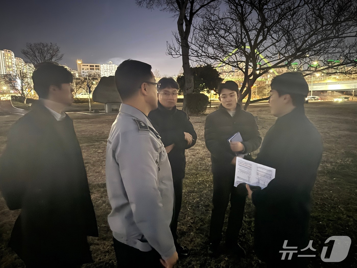 광주 광산구 황룡친수공원에서 야간 안전 강화를 위한 범죄예방진단을 실시하는 모습. (광산서 제공. 재판매 및 DB 금지)