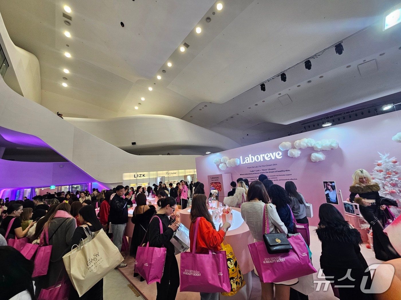 글로벌 인플루언서 1300명이 한 자리에..."K-뷰티 해외 진출 조력" - 뉴스 썸네일 이미지