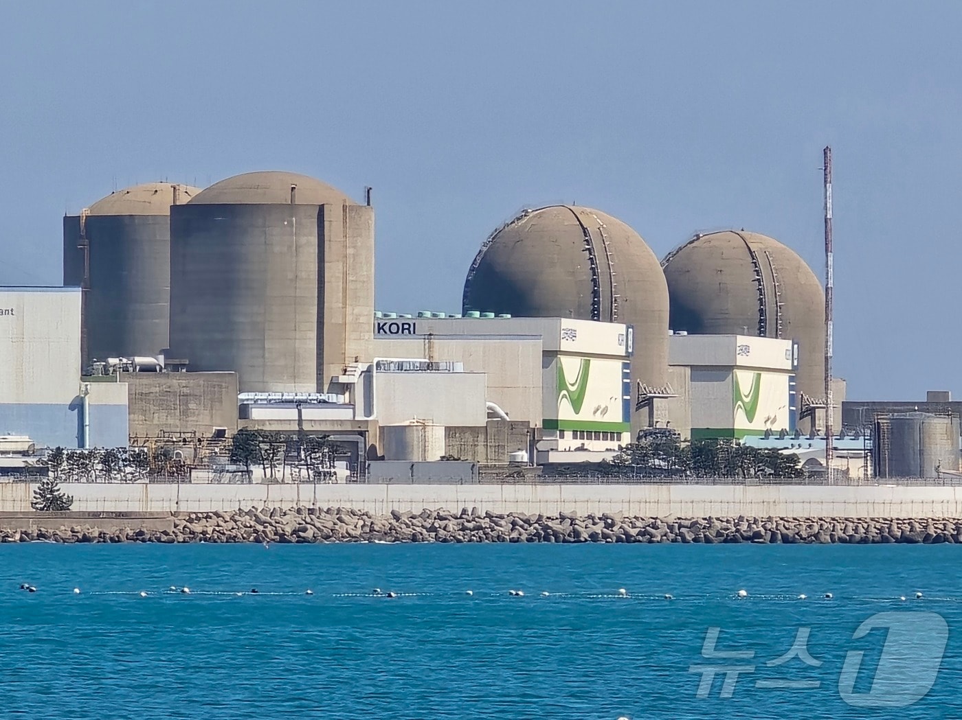 부산 기장 임랑해수욕장에서 바라본 한국수력원자력 고리원자력본부 2024.4.5 ⓒ 뉴스1 황덕현 기후환경전문기자