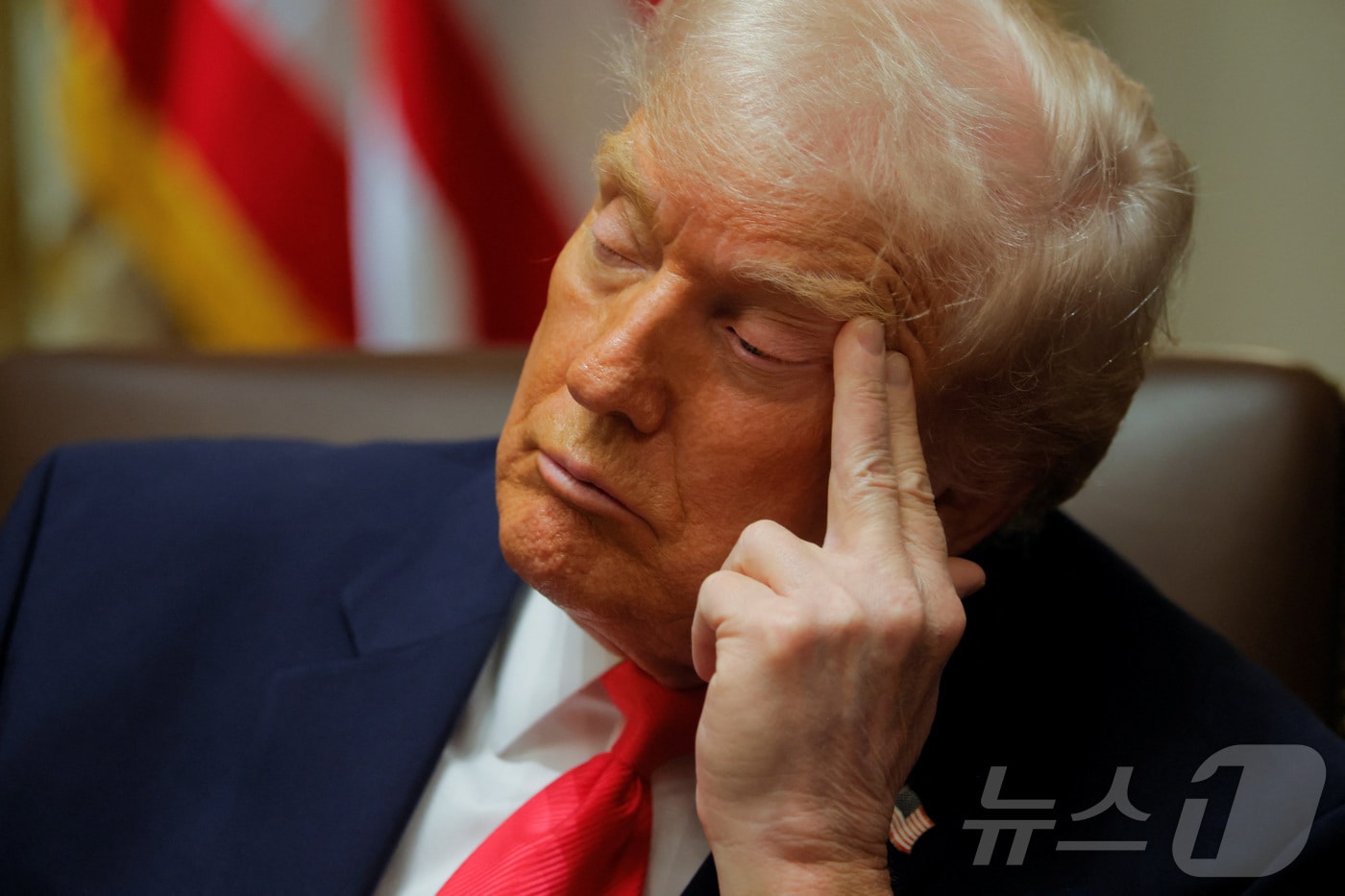 도널드 트럼프 미국 대통령이 2일(현지시간) 워싱턴DC 백악관에서 열린 각료 회의 중 잠시 졸고 있다. 2025.12.02. ⓒ 로이터=뉴스1 ⓒ News1 류정민 특파원