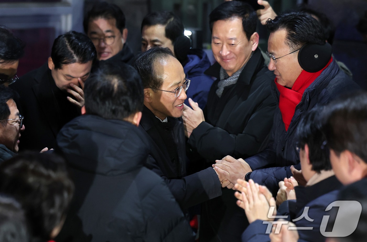 12·3 비상계엄 해제 요구안 표결 방해 의혹을 받는 추경호 국민의힘 의원이 3일 새벽 구속 영장이 기각된 후 경기도 의왕시 서울구치소를 나서며 유상범 의원 등 동료 의원들과 인사하고 있다. 2025.12.3/뉴스1 ⓒ News1 김성진 기자