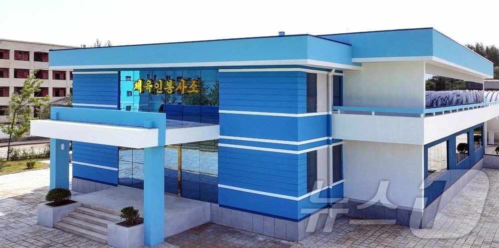 &#40;평양 노동신문=뉴스1&#41; = 북한 노동당 기관지 노동신문은 3일 &#34;당 제9차 대회를 향한 전인민적인 진군기세가 날로 고조되는 가운데 함경남도에서 체육촌을 새로 건설하였다&#34;며 &#34;준공식이 2일 진행되였다&#34;라고 보도했다. [국내에서만 사용가능. 재배포 금지. DB 금지. For Use Only in the Republic of Korea. Redistribution Prohibited] rodongphoto@news1.kr