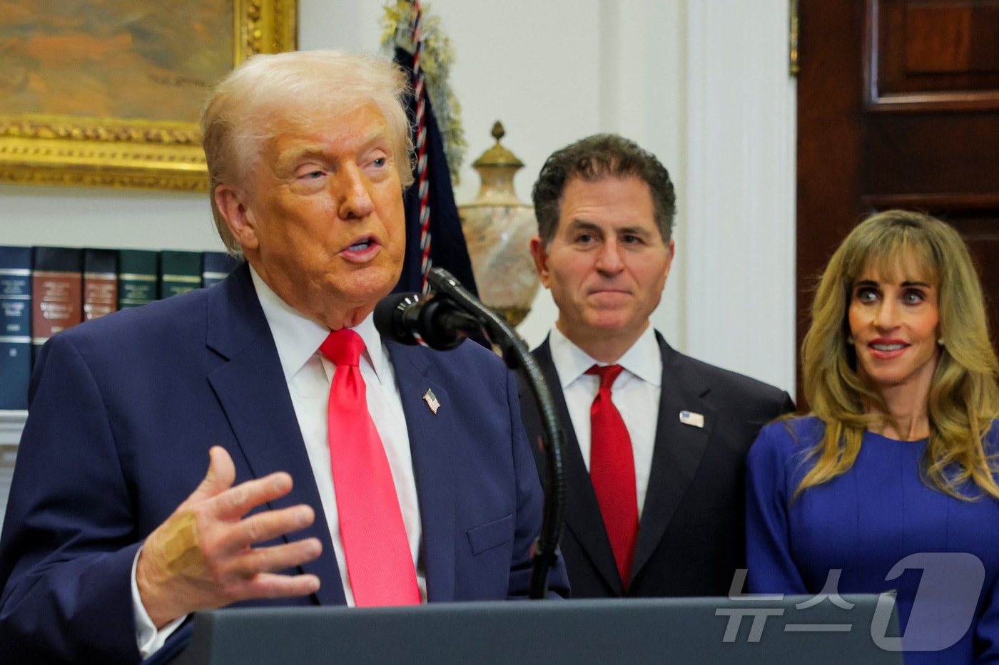 도널드 트럼프 미국 대통령이 2일(현지시간)워싱턴DC 백악관 루즈벨트룸에서 마이클 델 '델(DELL)테크놀로지스' 최고경영자와 그의 아내 수잔 델을 소개하고 있다. 2025.12.02. ⓒ 로이터=뉴스1 ⓒ News1 류정민 특파원