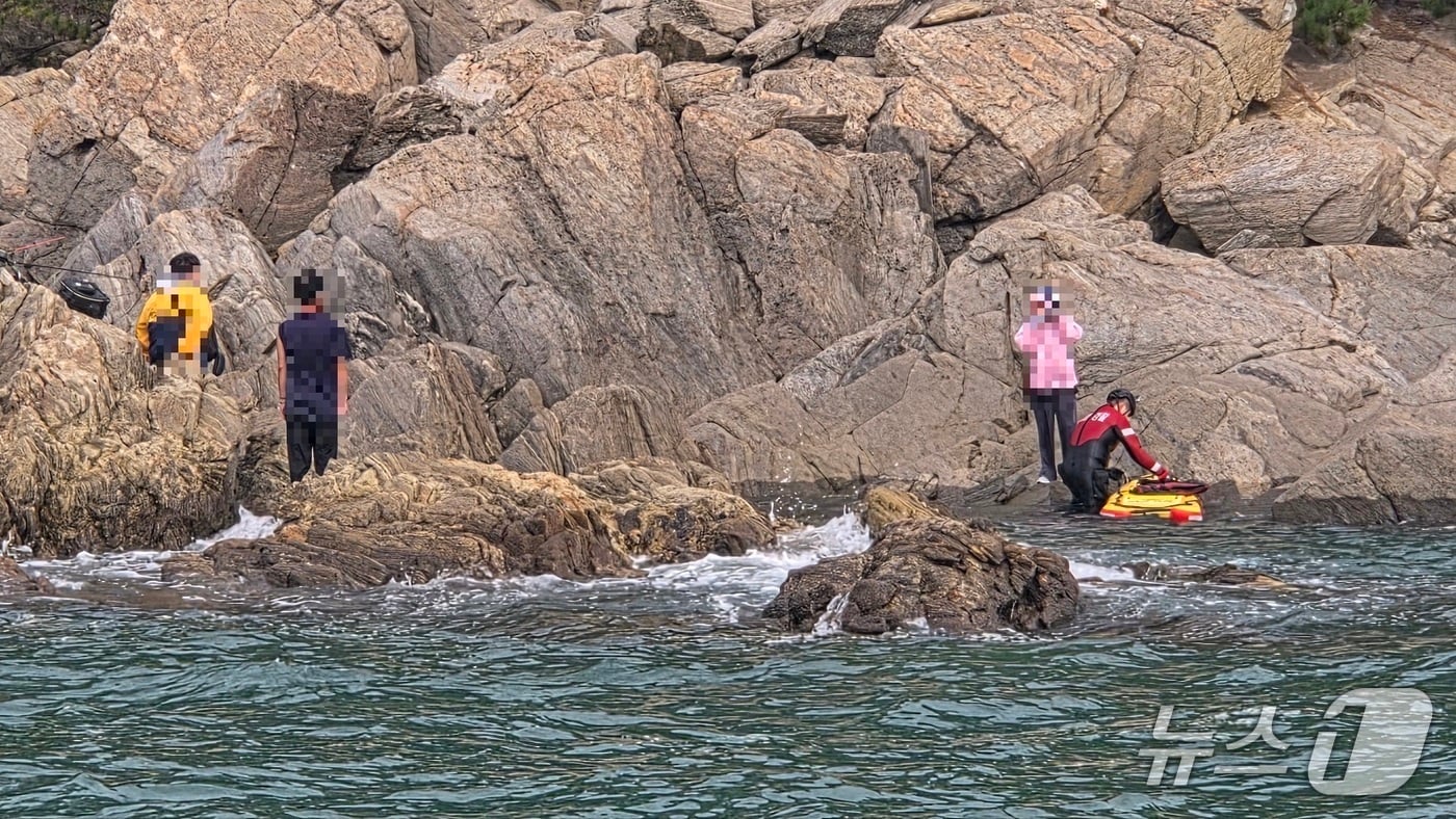 태안해경 구조대가 갯바위에 고립된 요구조자들을 구출 중인 모습.  &#40;태안해경 제공, 재판매 및 DB금지&#41; / 뉴스1