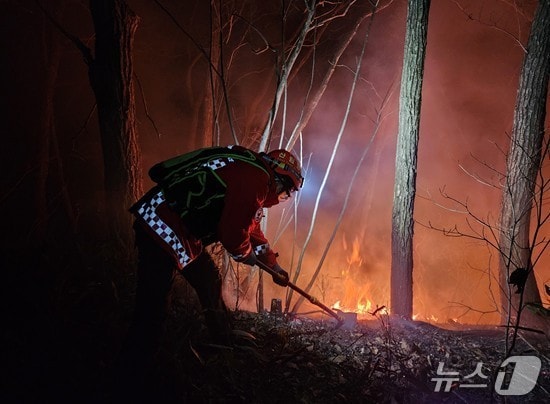 3일 오전 1시51분쯤 경북 김천시 봉산면의 한 야산에서 불이 나 산림 당국이 진화 작업을 벌였다.&#40;산림청 제공. 재판매 및 DB금지&#41;