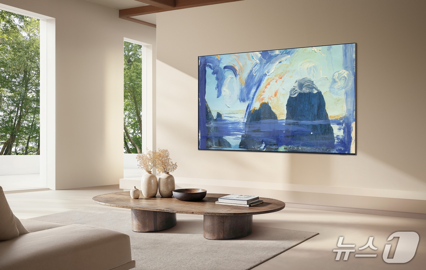 삼성전자 마이크로 RGB를 통해 니나 존슨 갤러리 조지 넬슨 프레스턴의 'Apenas Cinco Semanas Da Kissama e as Colinas Do Brasil Nos Surpreenderam'을 감상할 수 있다(삼성전자 제공).ⓒ 뉴스1