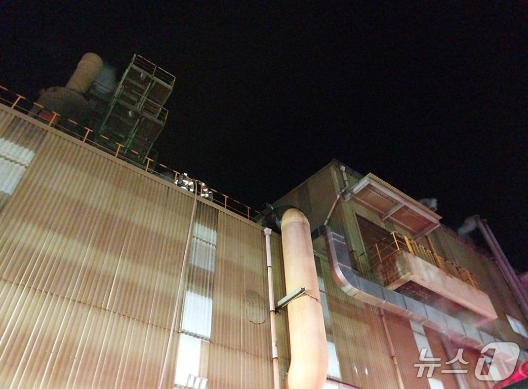 3일 오전 4시 28분쯤 경북 봉화군 석포면 석포제련소 전기동 외부 배관에서 불이나 소방 당국이 화재를 진화하고 있다.(경북소방본부 제공. 재판매 및 DB 금지)2025.12.3/뉴스1