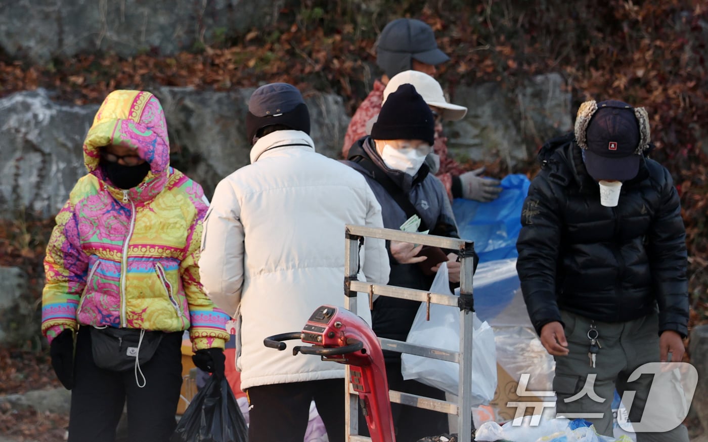 전국 대부분 지역이 영하권의 추운 날씨를 보인 3일 전북 전주시 남부시장 인근 도깨비시장에서 방한용품을 착용한 시민들이 장을 보고 있다. 2025.12.3/뉴스1 ⓒ News1 유경석 기자