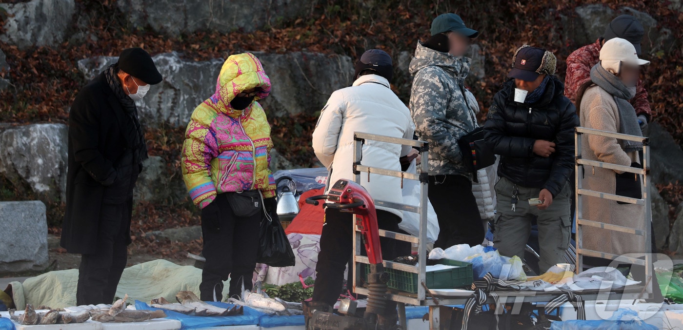 전국 대부분 지역이 영하권의 추운 날씨를 보인 3일 전북 전주시 남부시장 인근 도깨비시장에서 방한용품을 착용한 시민들이 장을 보고 있다. 2025.12.3/뉴스1 ⓒ News1 유경석 기자