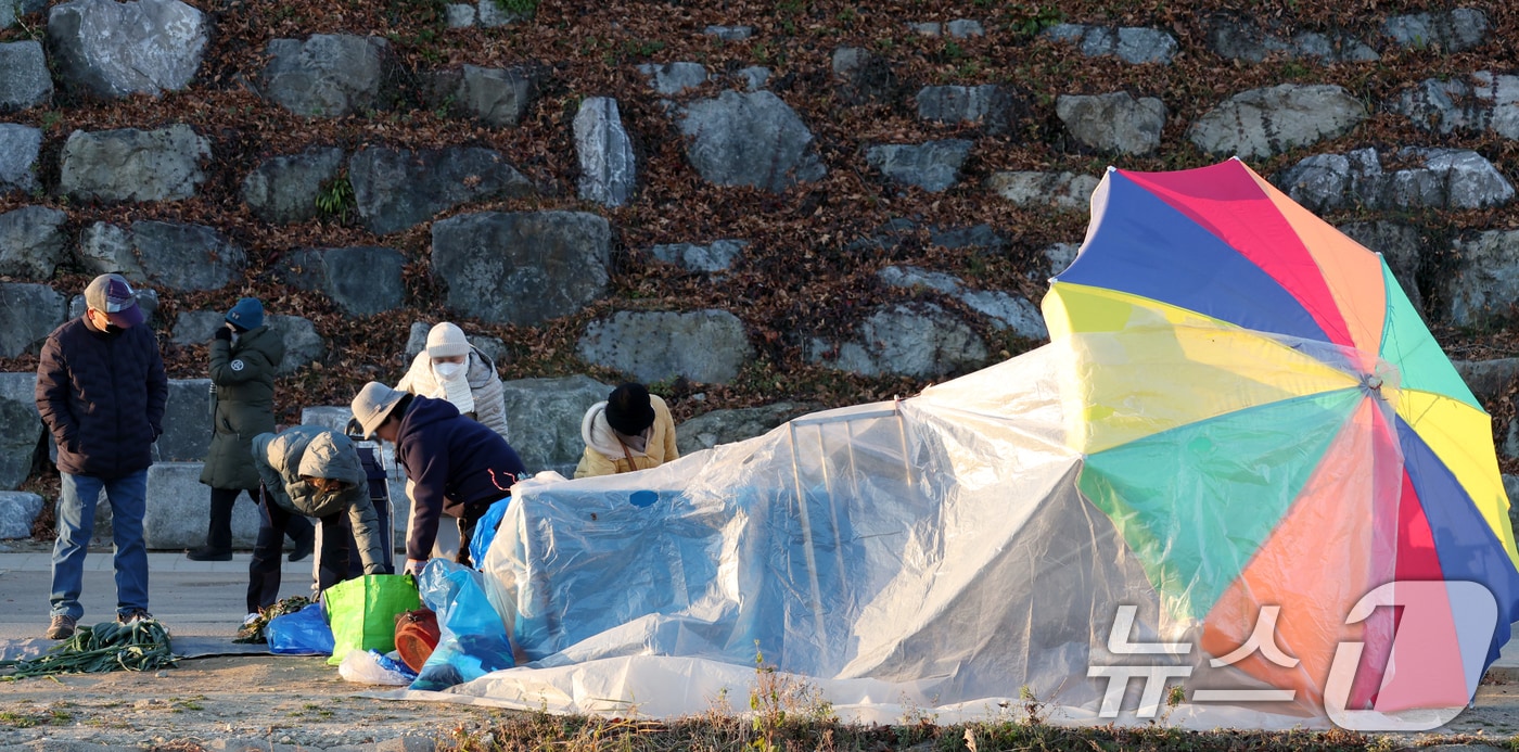전국 대부분 지역이 영하권의 추운 날씨를 보인 3일 전북 전주시 남부시장 인근 도깨비시장에서 방한용품을 착용한 시민들이 장을 보고 있다. 2025.12.3/뉴스1 ⓒ News1 유경석 기자
