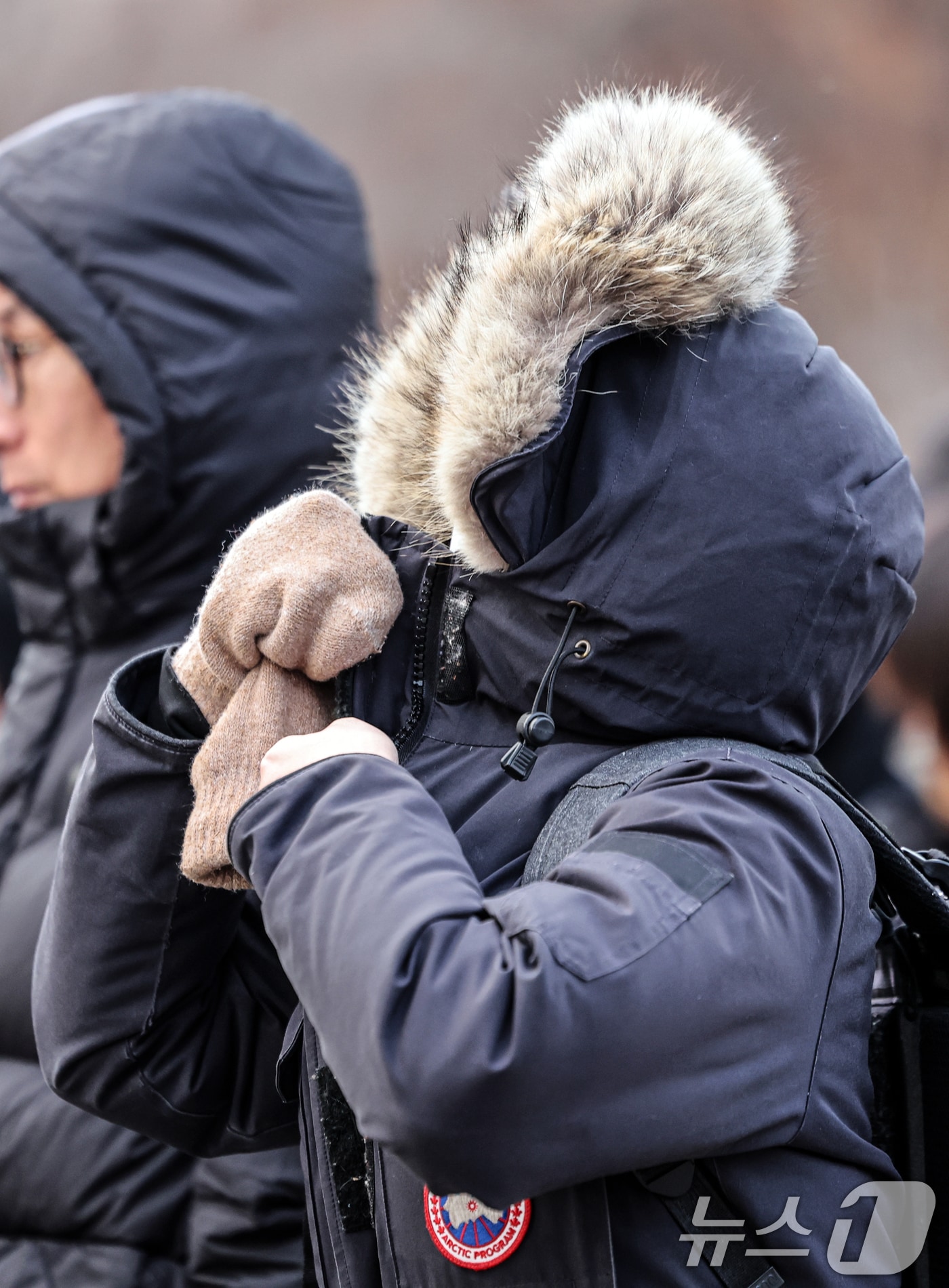 두터운 옷차림을 한 시민이 겉옷의 지퍼를 목까지 잠그고 있다. 2025.12.3/뉴스1 ⓒ News1 이호윤 기자