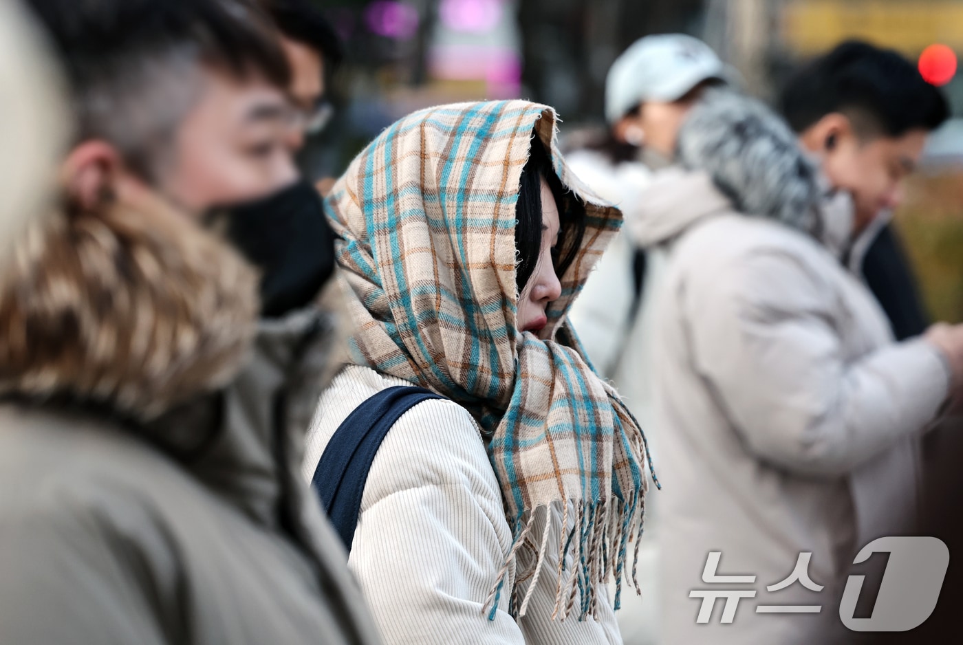 전국 대부분 기온이 영하권의 추운 날씨를 보인 3일 서울 종로구 광화문네거리에서 두터운 옷차림을 한 시민들이 발걸음을 옮기고 있다. 2025.12.3/뉴스1 ⓒ News1 이호윤 기자