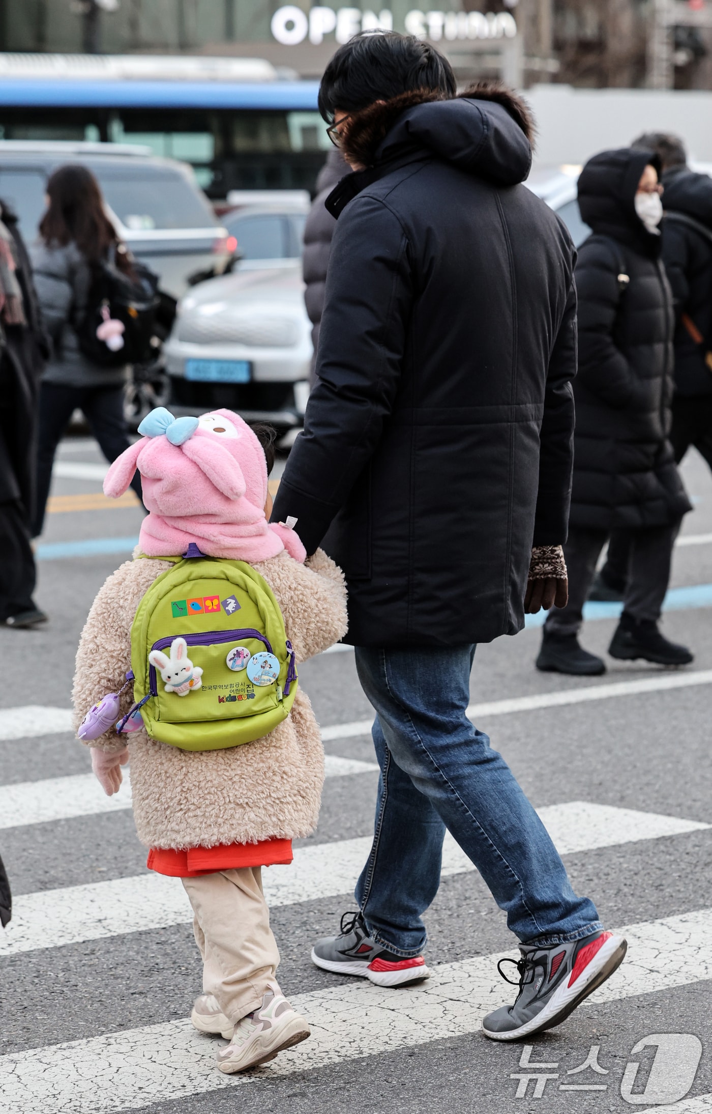 서울 종로구 광화문네거리에서 두터운 옷차림을 한 시민들이 발걸음을 옮기고 있다. 2025.12.3/뉴스1 ⓒ News1 이호윤 기자