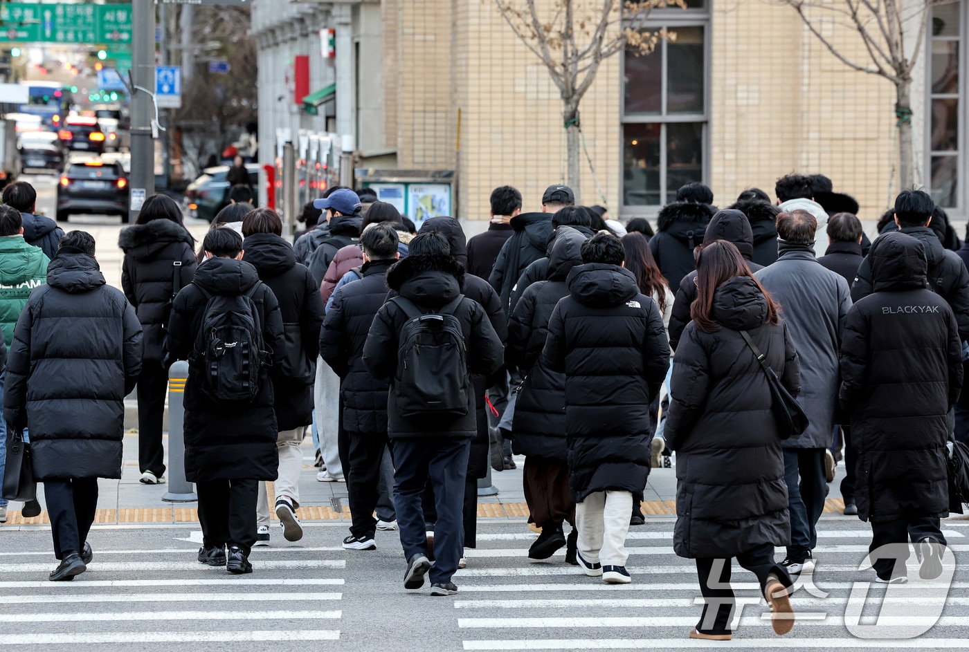 두터운 옷차림을 한 시민들이 발걸음을 옮기고 있다. 2025.12.3/뉴스1 ⓒ News1 이호윤 기자