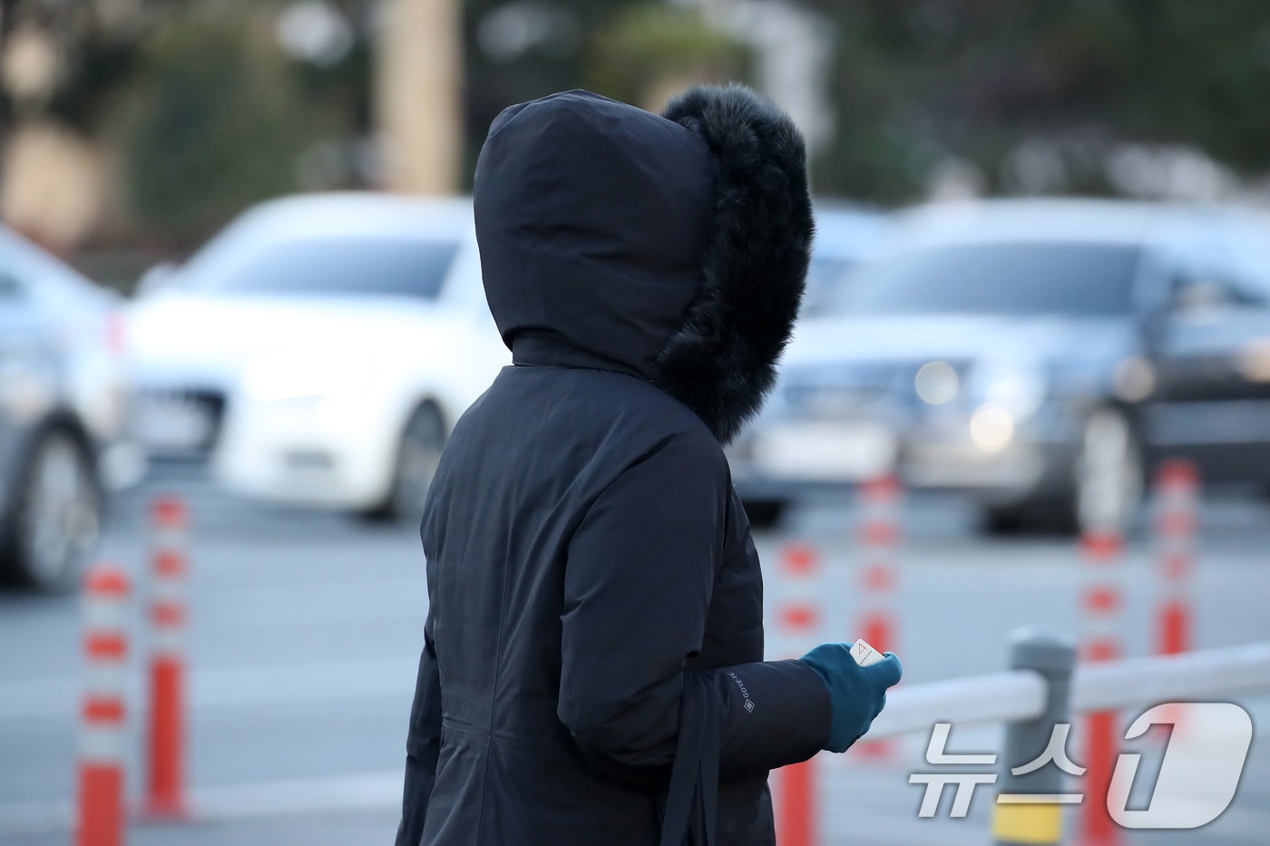 전국 대부분 지역의 기온이 영하권의 추운 날씨를 보인 3일 오전 대구 동구 동대구역 인근에서 두꺼운 외투 차림의 시민들이 잔뜩 움츠린 채 발걸음을 옮기고 있다. 2025.12.3/뉴스1 ⓒ News1 공정식 기자