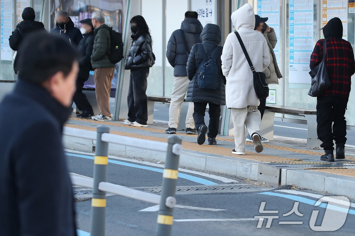 잔뜩 움츠린 채 버스 기다리는 시민들./뉴스1