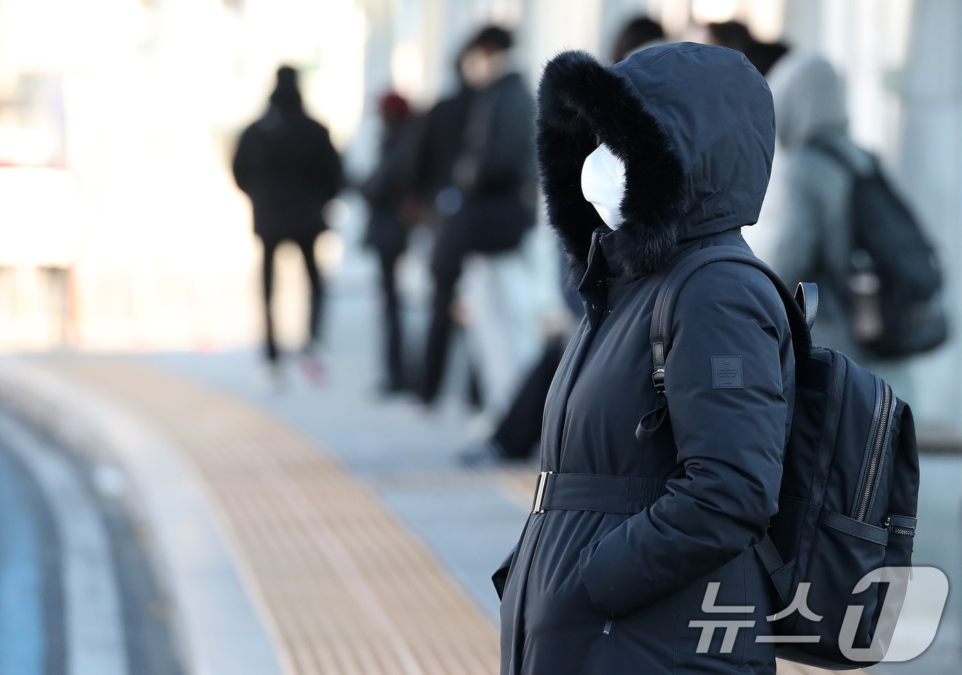 전국 대부분 지역의 기온이 영하권의 추운 날씨를 보인 3일 오전 대구 동구 동대구역 인근 버스정류장에서 두꺼운 외투 차림의 시민들이 잔뜩 움츠린 채 버스를 기다리고 있다. 2025.12.3/뉴스1 ⓒ News1 공정식 기자