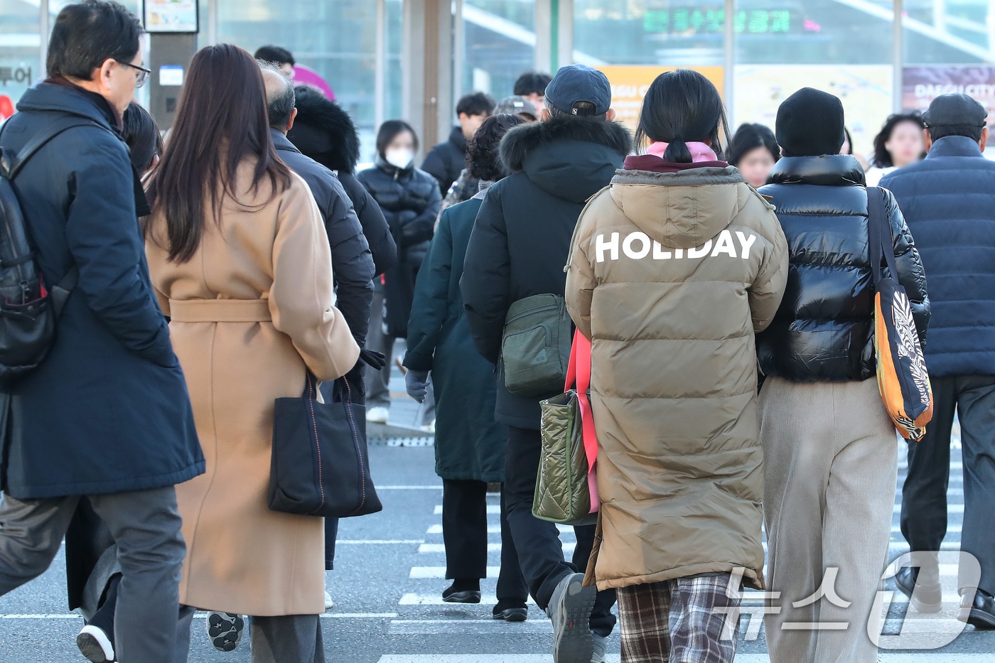 전국 대부분 지역의 기온이 영하권의 추운 날씨를 보인 3일 오전 대구 동구 동대구역 인근에서 두꺼운 외투 차림의 시민들이 잔뜩 움츠린 채 발걸음을 옮기고 있다. 2025.12.3/뉴스1 ⓒ News1 공정식 기자