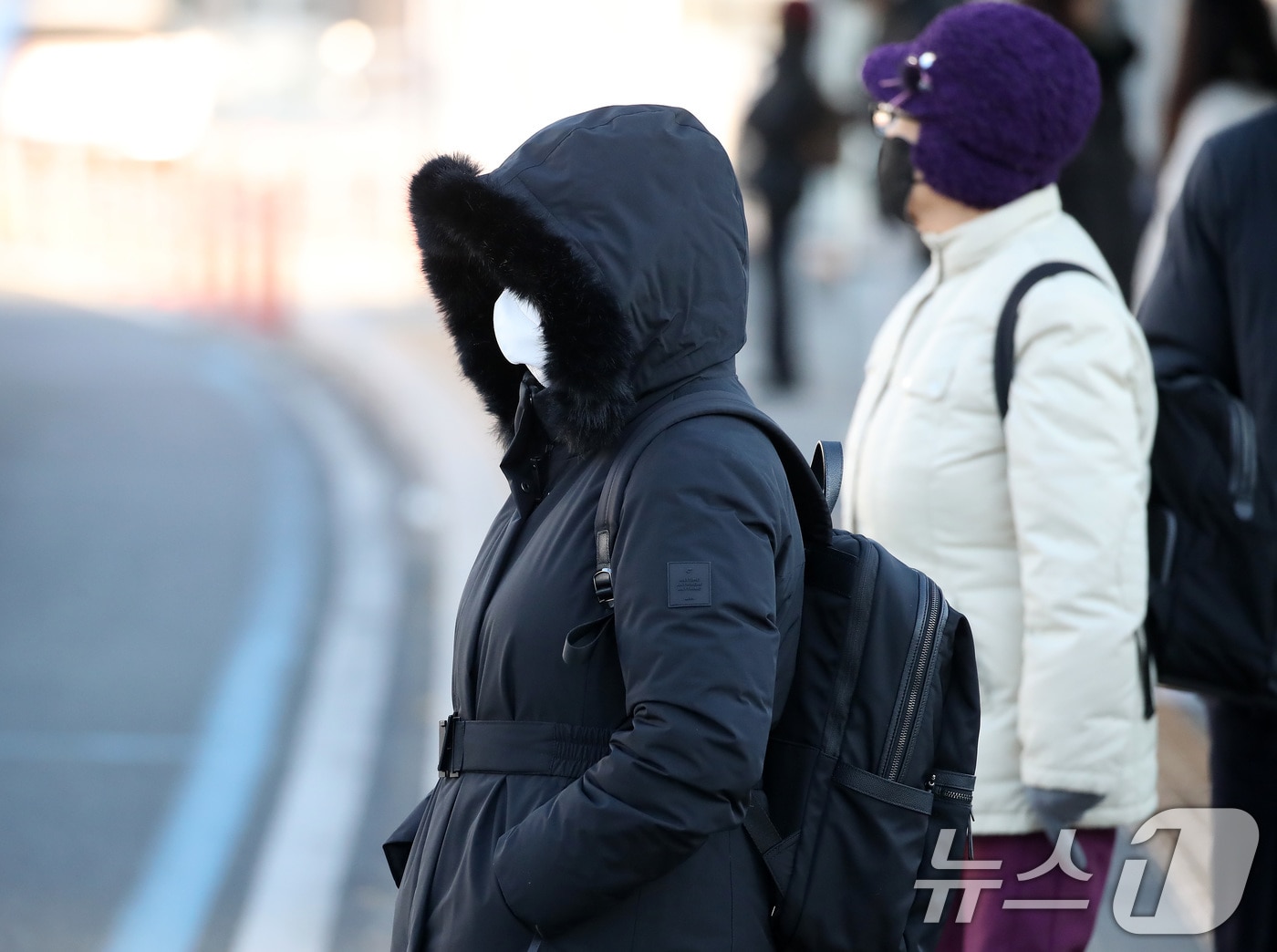 전국 대부분 지역의 기온이 영하권의 추운 날씨를 보인 3일 오전 대구 동구 동대구역 인근 버스정류장에서 두꺼운 외투 차림의 시민들이 잔뜩 움츠린 채 버스를 기다리고 있다. 2025.12.3/뉴스1 ⓒ News1 공정식 기자