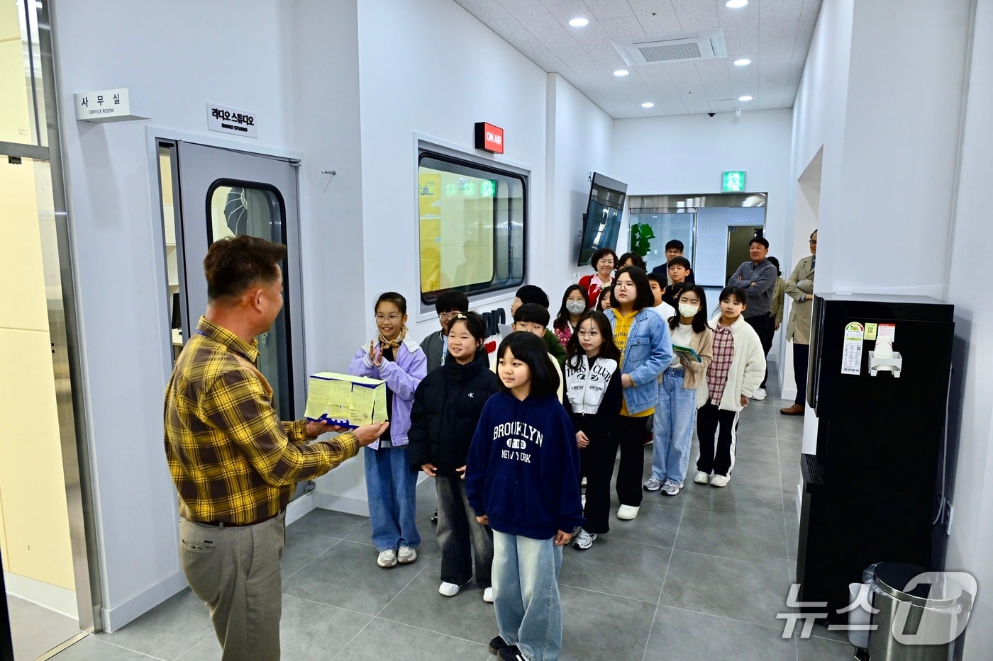 강원 속초미디어센터 견학 중인 초등학교 학생들.(속초시 제공, 재판매 및 DB 금지) 2025.12.3/뉴스1