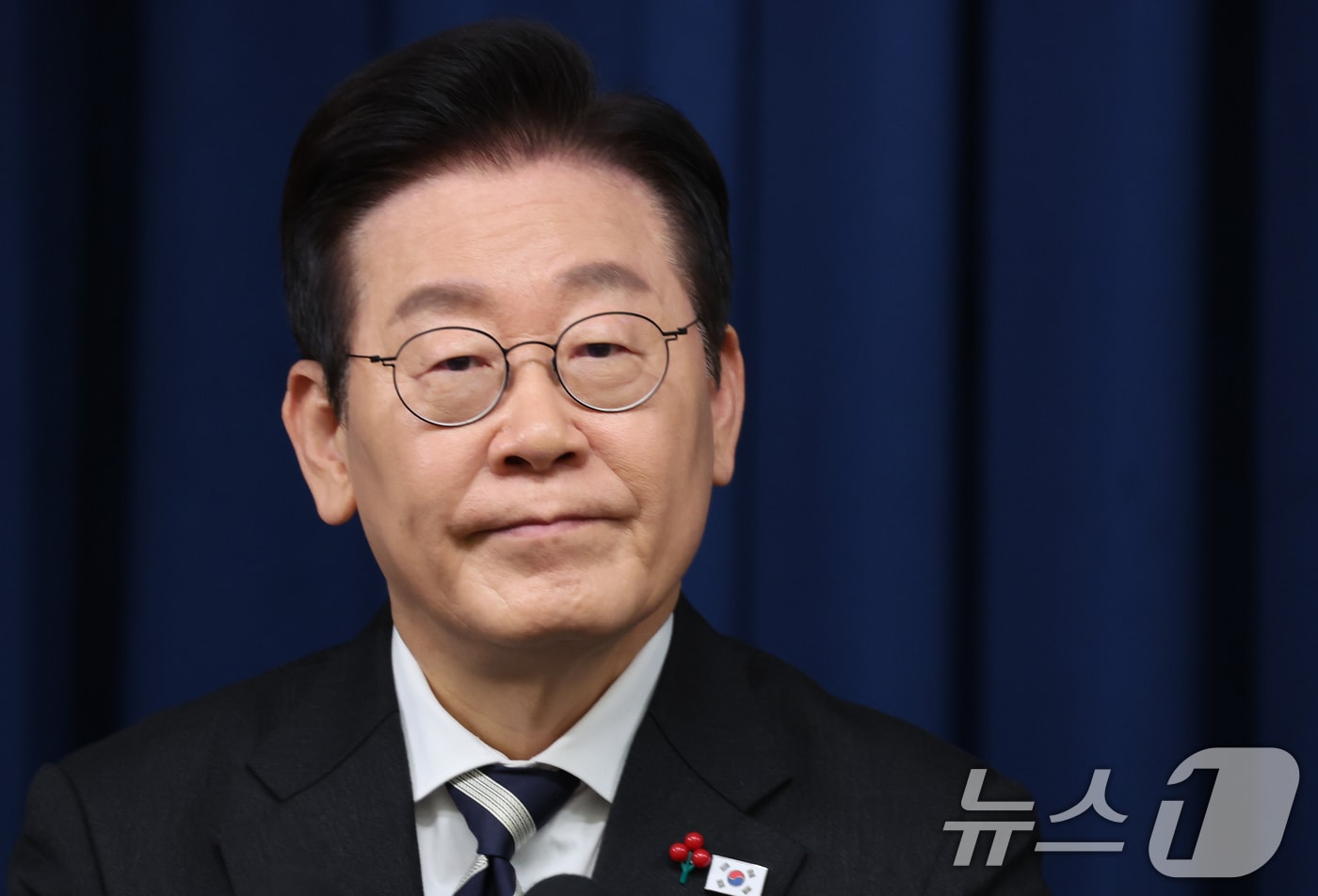 이재명 대통령이 3일 서울 용산 대통령실 청사에서 ‘빛의 혁명 1주년, 대통령 대국민 특별성명’을 발표한 뒤 취재진 질문을 경청하고 있다. 2025.12.3/뉴스1 ⓒ News1 허경 기자