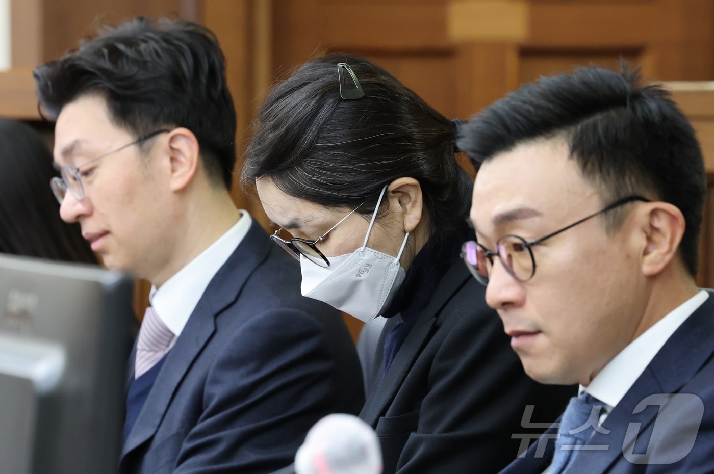 3일 서울 서초구 서울중앙지방법원에서 주가조작과 통일교 청탁 등의 혐의를 받는 김건희 씨의 결심공판 진행된 가운데 김건희 씨가 피고인 자리에 앉아있다. 2025.12.3/뉴스1 ⓒ News1 사진공동취재단