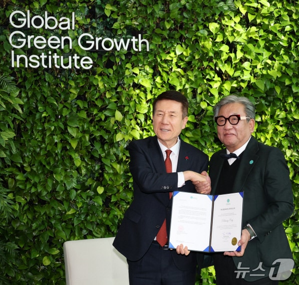 이강덕 포항시장(왼쪽)이 지난 2일 서울 GGGI본부에서 김상협 글로벌녹색성장기구(GGGI) 사무총장으로부터 가입증서를 받았다.(포항시 제공, 재판매 및 ,DB금지) 2025.12.3/뉴스1