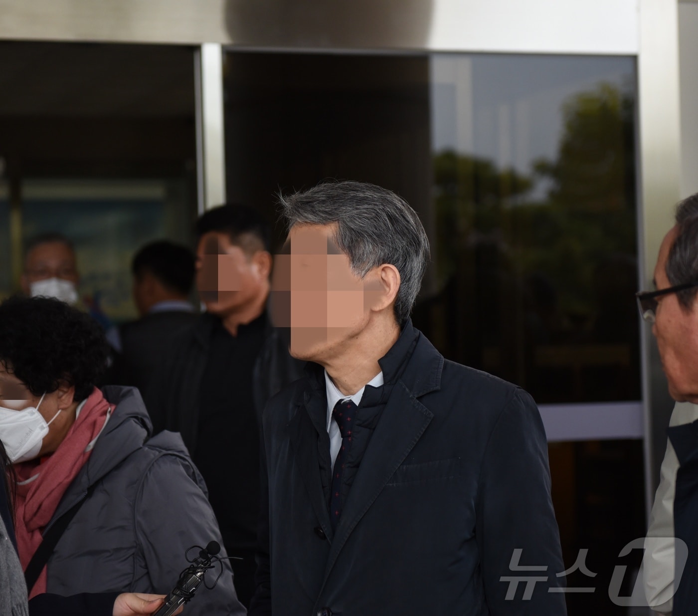 여순사건 형사보상금 미지급 변호사가 지난달 27일 유족들과 만나 보상금 지급 계획을 설명하고 있다. ⓒ News1 김성준 기자