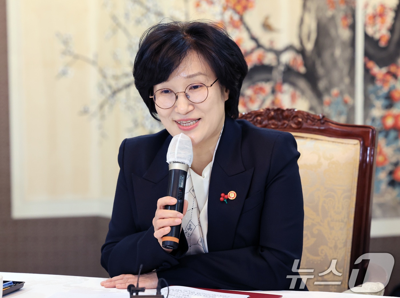 원민경 성평등가족부 장관이서울 종로구 정부서울청사에서 열린 금융분야 여성 임원 현장 소통 간담회에서 인사말을 하고 있다. 2025.12.3/뉴스1 ⓒ News1 임세영 기자