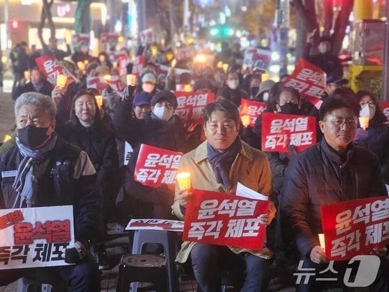 지난해 12월 김해에서 열린 비상계엄 규탄 촛불집회. 2024.12.6 ⓒ 뉴스1 박민석 기자