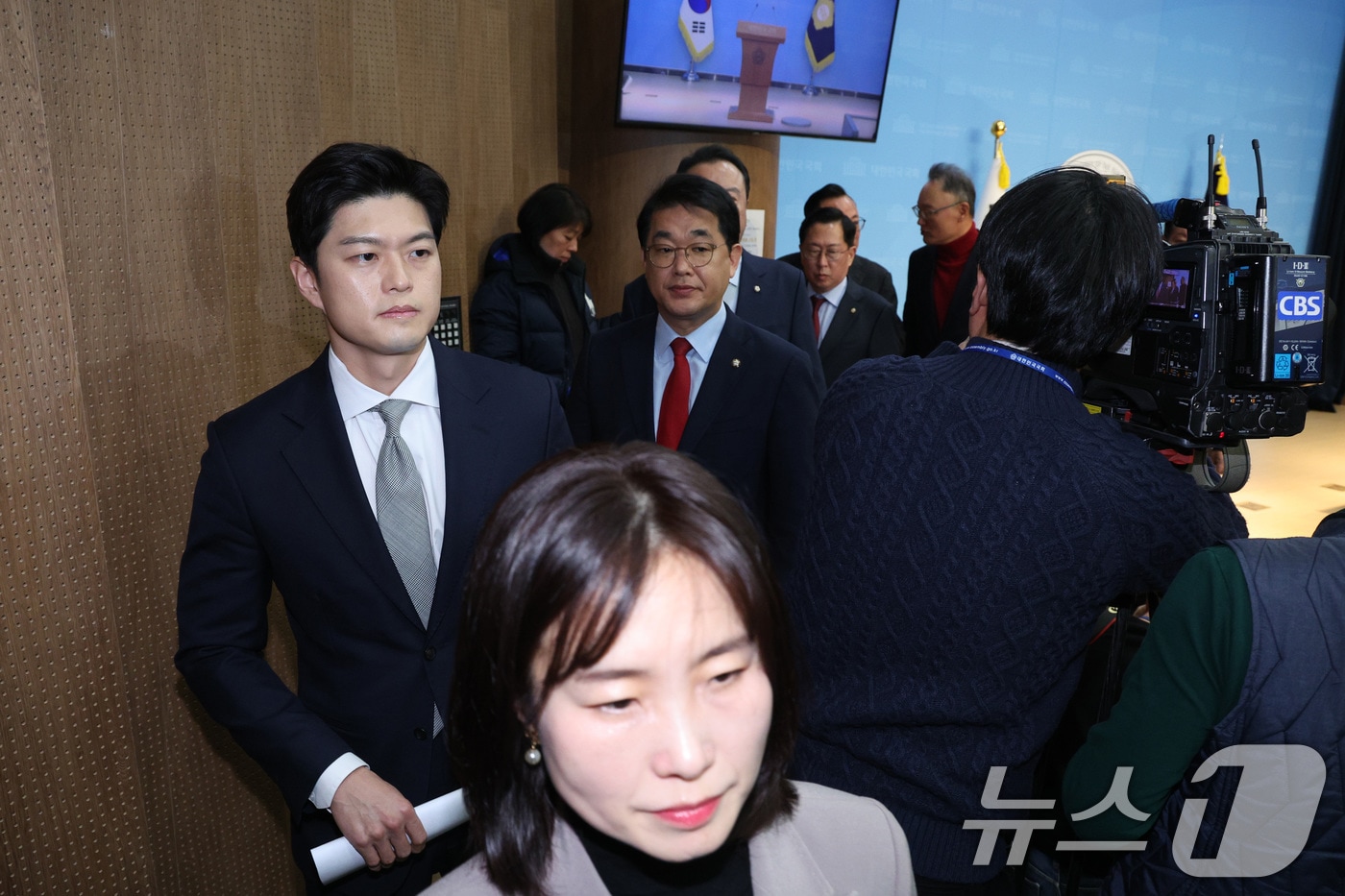 김용태 의원(왼쪽)을 비롯한 국민의힘 초·재선 의원들이 지난 3일 서울 여의도 국회 소통관에서 가진 비상계엄 1년 성찰과 반성 기자회견을 마친 후 회견장을 나서고 있다. 2025.12.3/뉴스1 ⓒ News1 신웅수 기자