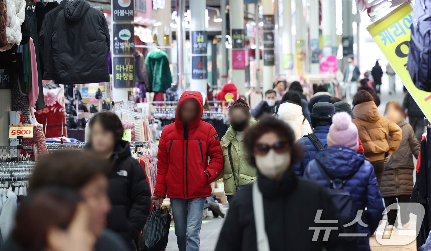경기 수원시 팔달구 영동시장 인근에서 시민들이 두꺼운 옷을 입고 걸어가고 있다. 2025.12.3/뉴스1 ⓒ News1 김영운 기자