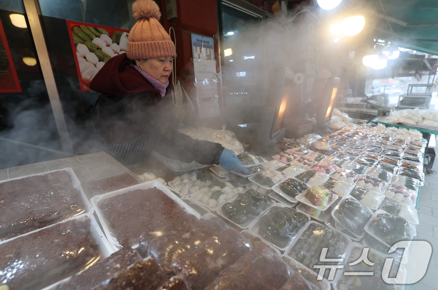 올겨울 첫 한파특보가 내려진 3일 경기 수원시 팔달구 수원영동시장 인근 떡집에서 상인들이 갓 나온 떡을 진열하고 있다. 2025.12.3/뉴스1 ⓒ News1 김영운 기자