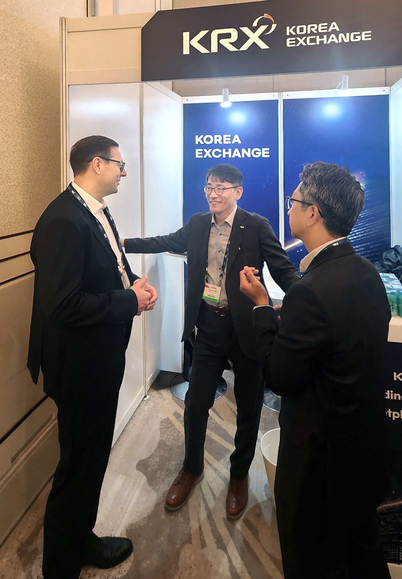  박상욱 한국거래소 파생상품시장본부장보&#40;가운데&#41;는 3~4일&#40;현지시간&#41; 싱가포르에서 열린 국제파생상품협회&#40;FIA&#41; EXPO에 참가해 KRX 홍보 부스를 찾은 현지 기관투자자를 대상으로 KRX 파생상품시장을 소개하고 있다. &#40;한국거래소 제공&#41;