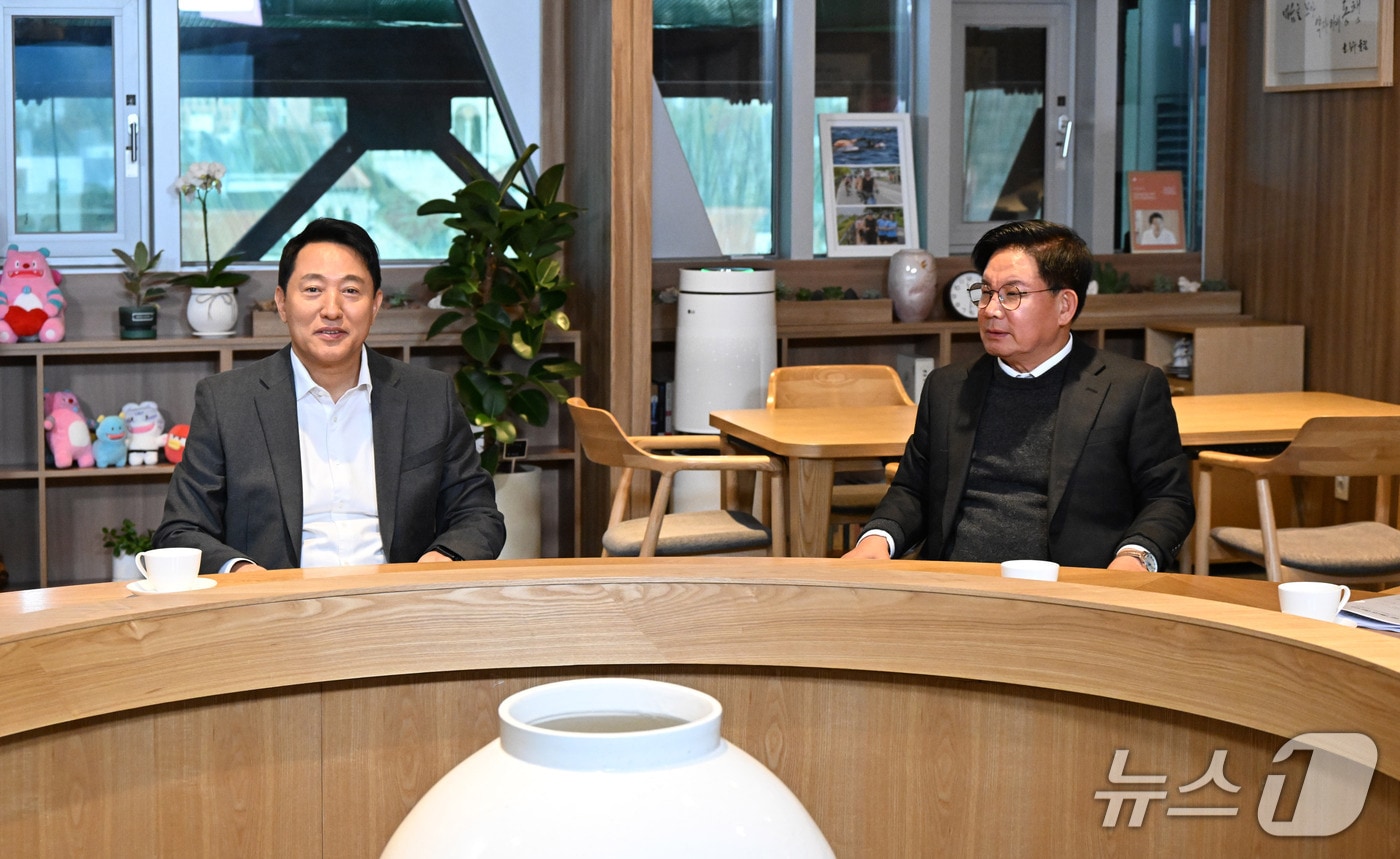 오세훈 시장 3일&#40;수&#41; 오전 박강수 마포구청장을 만나 면담하고 있다.