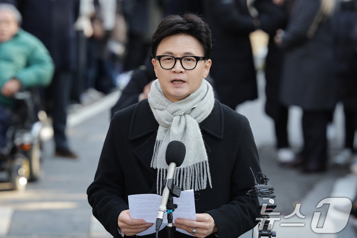 한동훈 전 국민의힘 대표가 3일 서울 여의도 국회도서관 인근 쪽문에서 12·3 비상계엄 1주년 기자회견을 하고 있다. 2025.12.3/뉴스1 ⓒ News1 신웅수 기자