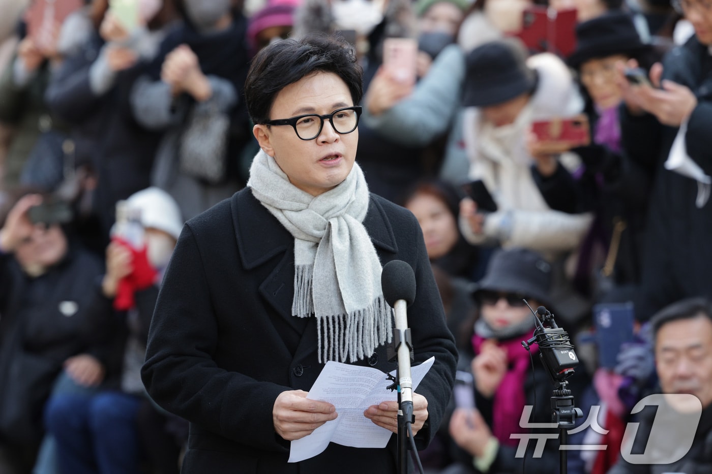 한동훈 전 국민의힘 대표가 지난 3일 서울 여의도 국회도서관 인근 쪽문에서 12·3 비상계엄 1주년 기자회견을 하고 있다. 2025.12.3/뉴스1 ⓒ News1 신웅수 기자