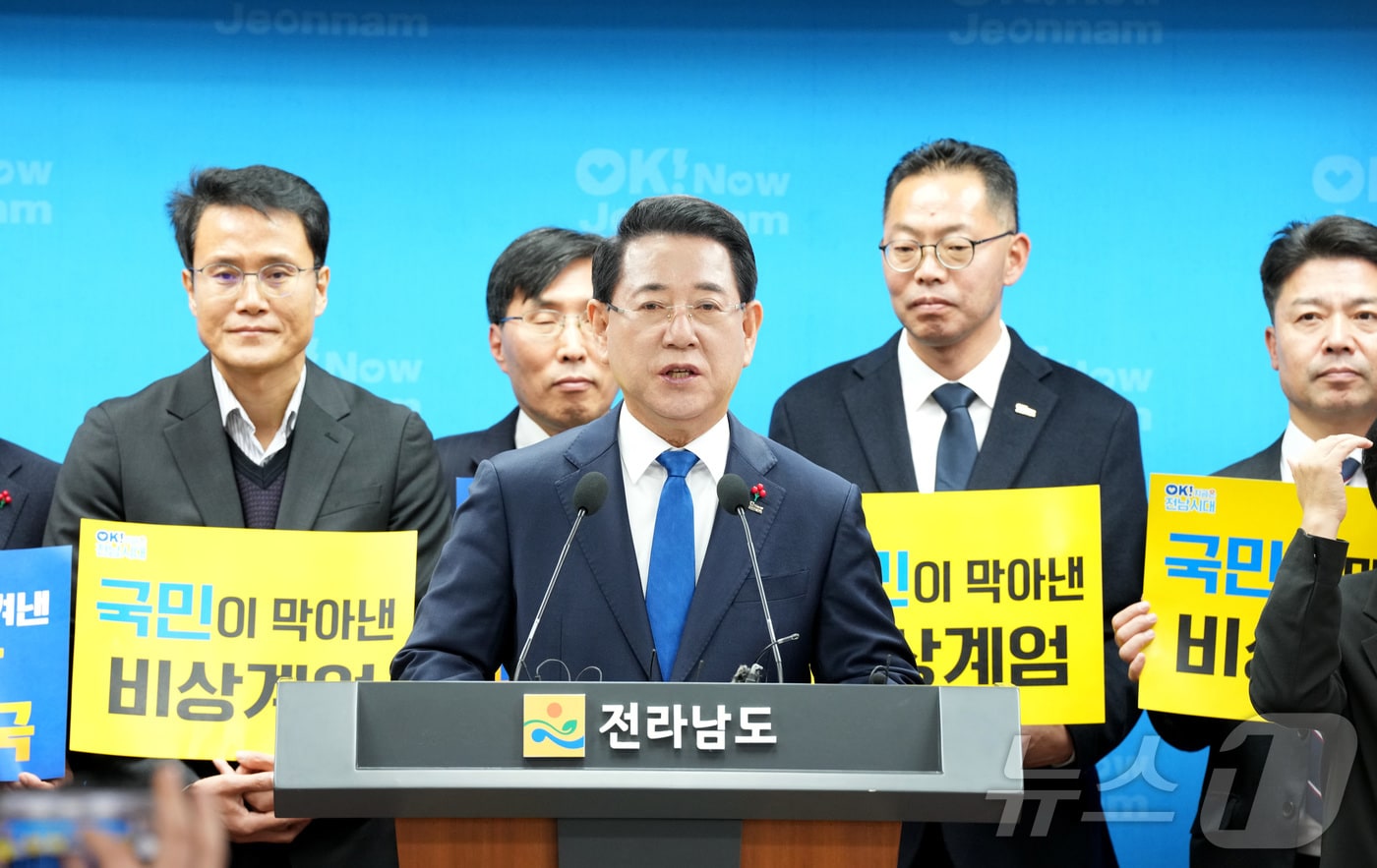 김영록 전남도지사가 3일 전남 무안군 도청 브리핑룸에서 ‘12·3 불법 비상계엄 저지 1주년’ 대도민 성명문을 발표하고 있다.(전남도 제공. 재판매 및 DB금지) 2025.12.3/뉴스1 ⓒ News1 전원 기자