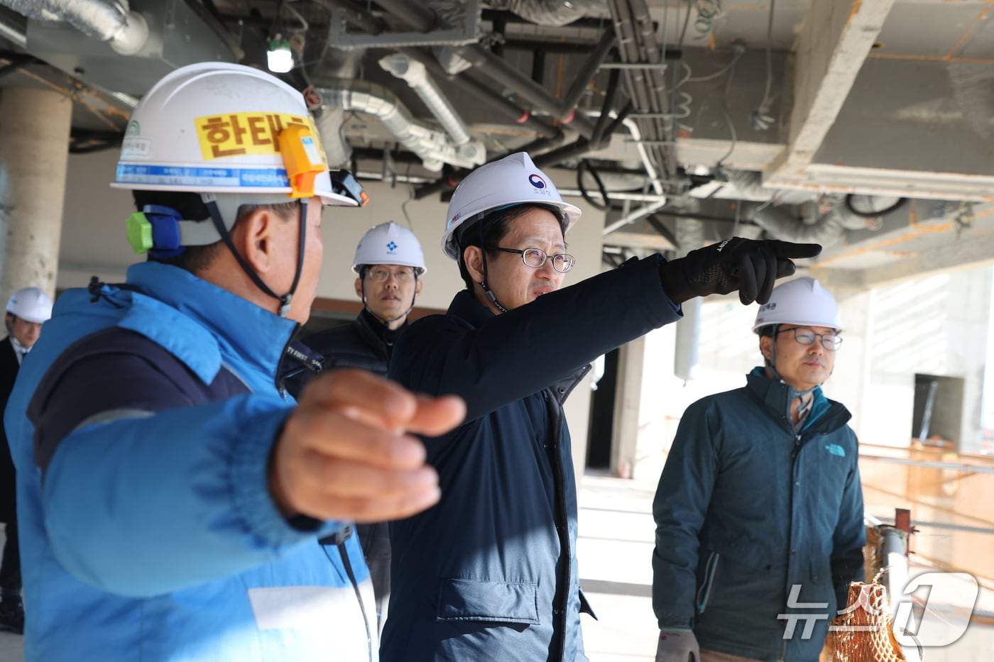 백승보 조달청장이 '국립 새만금수목원 조성사업' 건설현장을 방문해 안전점검을 하고 있다.(조달청 제공.재판매 및 DB금지)/뉴스1