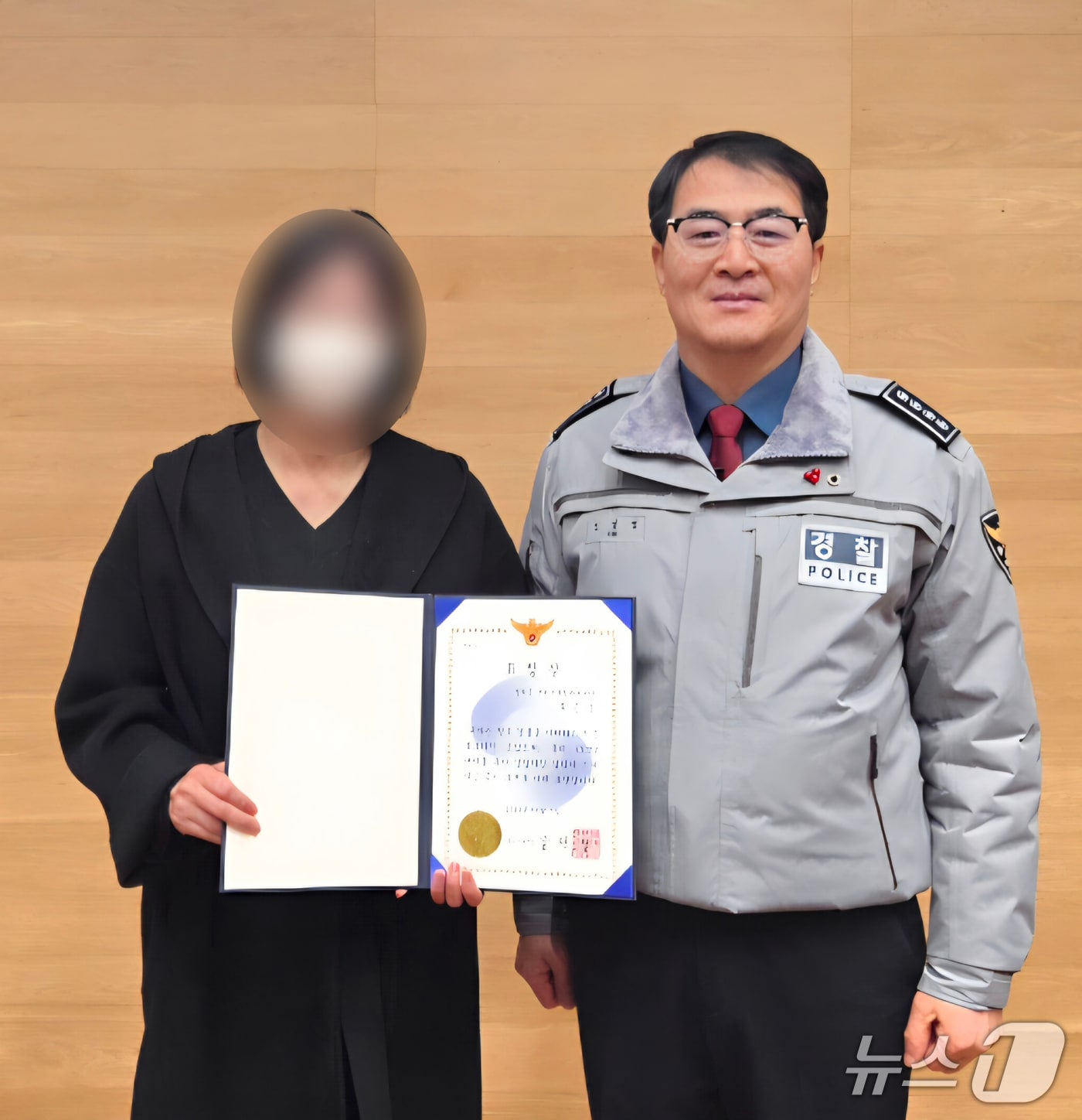 차량털이범 검거에 결정적 역할을 한 영덕군 통합관제센터 관제요원 A 씨가 경찰 표창장과 포상금을 받았다. &#40;영덕경찰서 제공, 재판매 및 DB금지&#41;2025.12.3/뉴스1