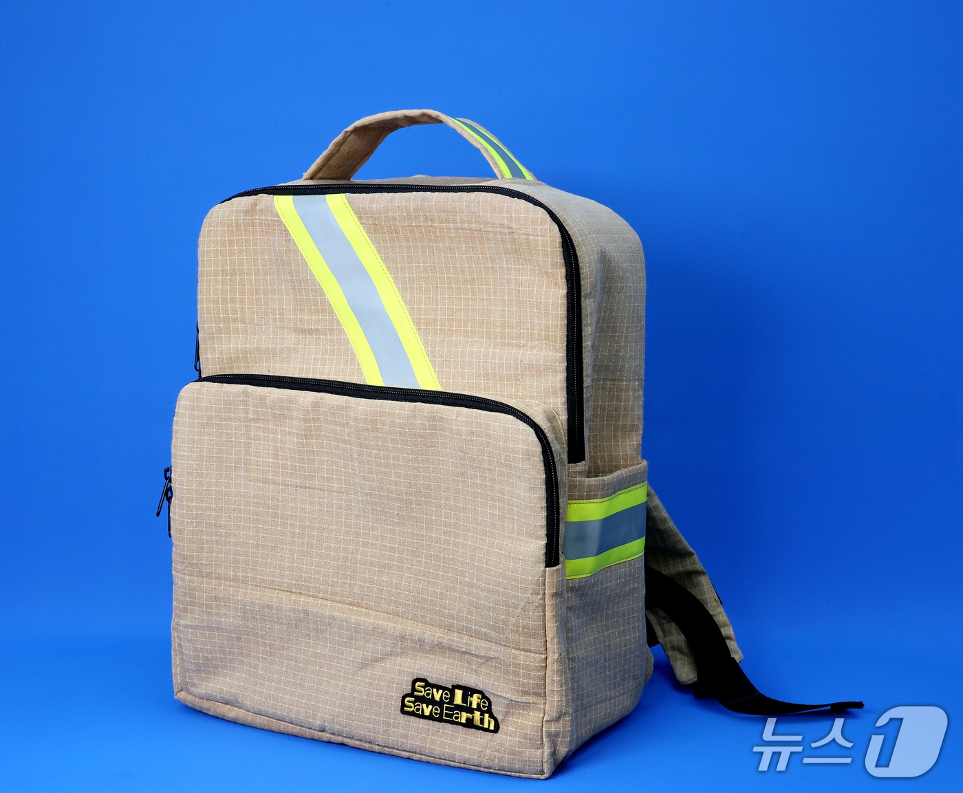 폐방화복을 활용해 제작된 가방. (경기도소방재난본부 제공. 재판매 및 DB 금지) 2025.12.3/뉴스1