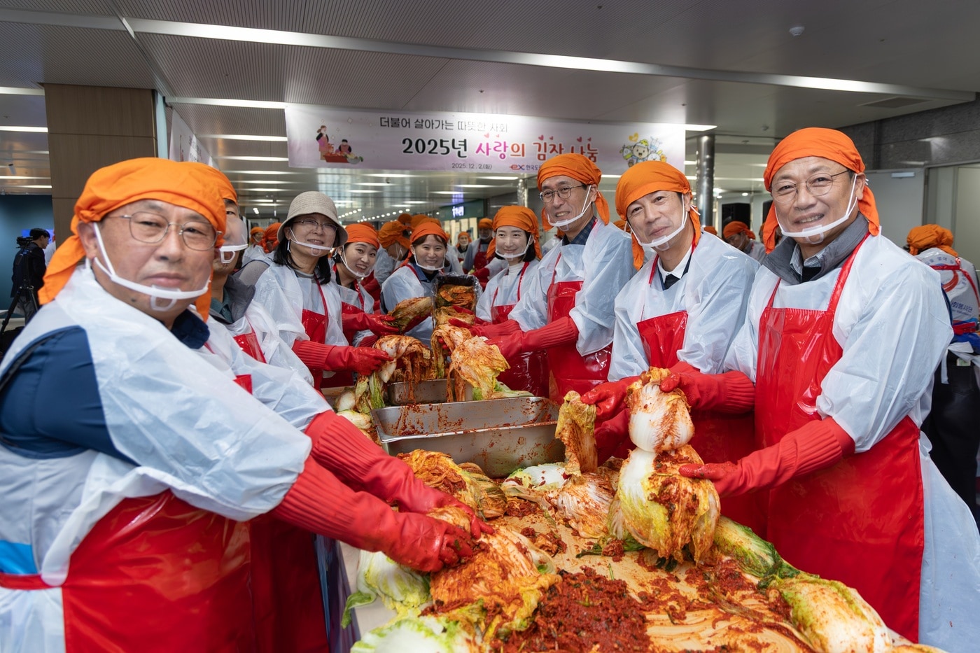 함진규 한국도로공사 사장&#40;오른쪽에서 세 번째&#41;, 유좌목 노동조합 사무처장 등이 김장을 하고 있다.&#40;도로공사 제공&#41;/뉴스1 ⓒ News1 
