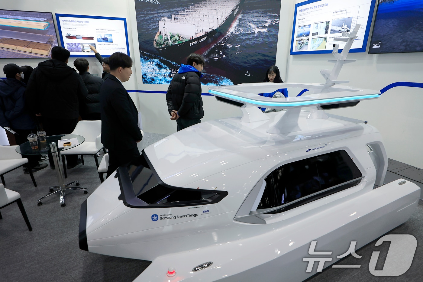 2025 코리아 테크 페스티벌 삼성중공업 부스를 찾은 관람객들이 완전 자율 운항 선박 '시프트 오토(shift-AUTO)'를 살펴보고 있다. 2025.12.3 ⓒ 뉴스1 박정호 기자