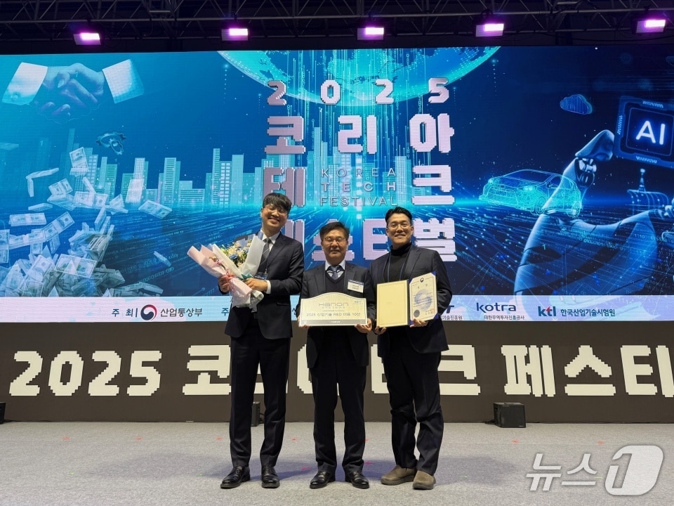 HEV 열관리 기술로 &#39;올해의 산업기술혁신상&#39;을 수상한 한온시스템 김민욱 전임연구원&#40;왼쪽부터&#41;, 강성호 전무, 이해준 팀장.