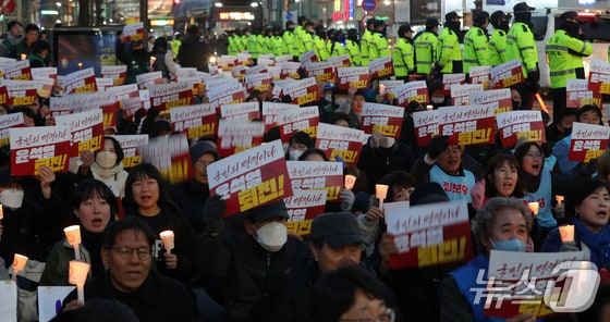 지난 2024년 12월 4일 전북자치도 전주시 전주객사 앞에서 열린 '윤석열 퇴진 비상 촛불집회'에서 참가자들이 윤석열 대통령 퇴진을 촉구하고 있다. 2024.12.4/뉴스1 ⓒ News1 유경석 기자