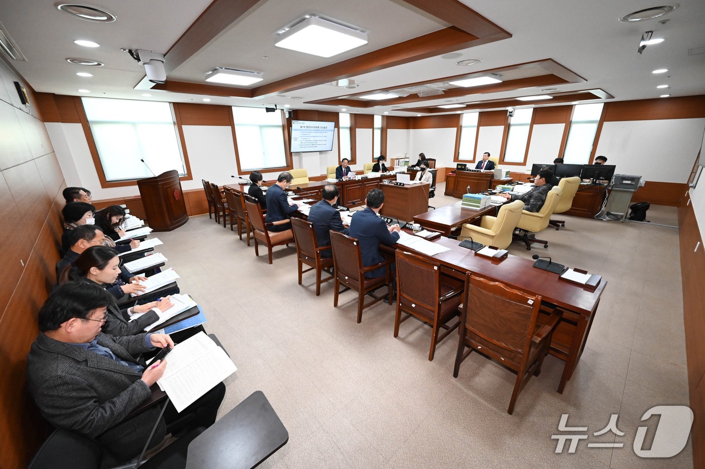울산시의회 행정자치위원회가 자치경찰위원회 소관 2026년도 본예산안 및 2025년도 제3회 추경예산안을 심사하고 있다.&#40;울산시의회 제공. 재판매 및 DB금지&#41;/뉴스1
